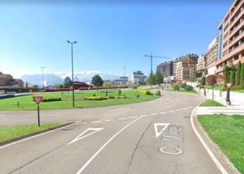 Un ciclista herido tras ser arrollado por un coche en la rotonda Fernando Álvarez de Oviedo