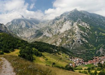 Evacuada al Hospital de Arriondas una mujer que se hizo un esguince en la rodilla en una ruta en Sotres