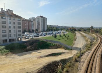 Malestar vecinal en el Polígono de Pumarín ante la cantidad de coches abandonados: «En algunos ya crece la vegetación»