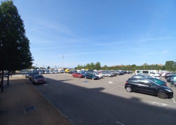 Malestar vecinal en el Polígono de Pumarín ante la cantidad de coches abandonados: «En algunos ya crece la vegetación»