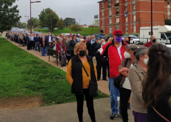 Malestar ante las colas formadas en La Tejerona para recibir las vacunas de la gripe y la Covid