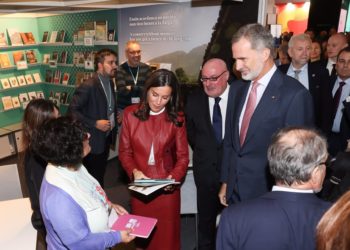 La Reina Letizia recibe en Fránkfurt un disco con «las 40 mejores canciones» de la música en asturiano