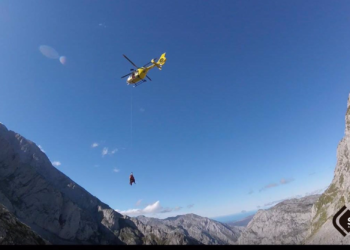 El SEPA rescata en helicóptero a un herido en el camino de Urriellu a Pandébano