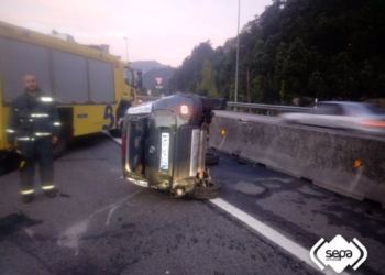 Herida una mujer de 65 años tras volcar su coche en la A-66