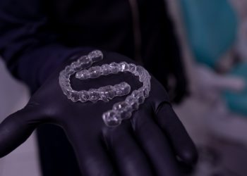 Los dentistas asturianos alertan del peligro de las ortodoncias invisibles que se venden por internet «sin ningún control de dentistas profesionales»