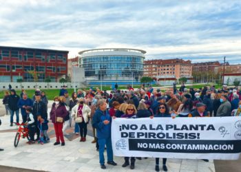Concentración contra la instalación de la planta de pirólisis del Grupo Preco anunciada en El Musel
