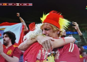 VÍDEO | La bandera de Gijón ondea en la grada durante la goleada de España en Catar 2022