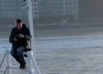 Vídeo: Un fotógrafo imprudente se hace viral en la playa de San Lorenzo