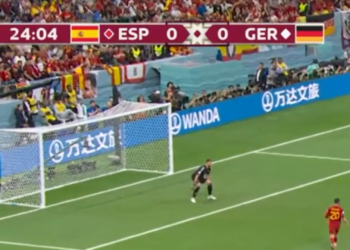 Una bandera de Gijón se «cuela» de nuevo en el partido de España en Catar