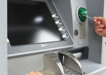 Detenido en Gijón por agredir en un cajero a un hombre que estaba sentado