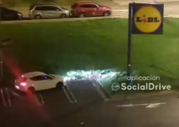 Vídeo: La «complicada» maniobra de un conductor en Viesques que se ha hecho viral en redes