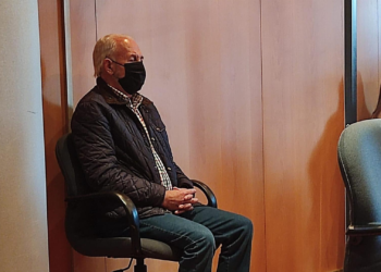 El acusado de matar a puñaladas a su yerno dice que la víctima «le tiró contra el fregadero»