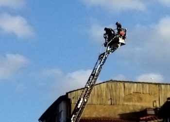 Chapas se desprenden de un edificio en Honesto Batalón y se dispersan por Cimavilla