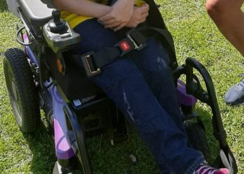 Roban la silla de ruedas adaptada de una niña de El Llano