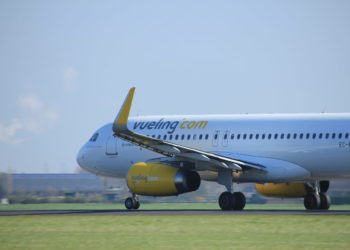 Vueling cancela 64 vuelos este domingo por la huelga de tripulantes