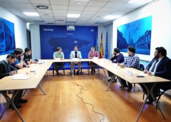 Queipo (PP) anima a los jóvenes a «rebelarse» contra un Gobierno «que les está robando su futuro»