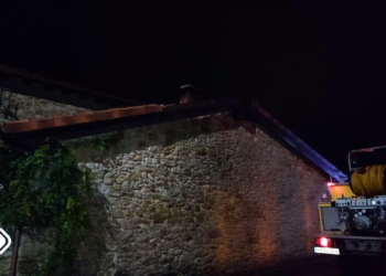 Extinguidos dos incendios en viviendas: el primero en Meres (Siero) y el segundo en Santa Clara (Mieres)