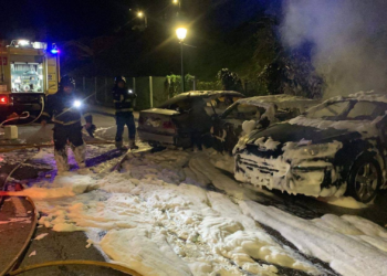 Calcinados tres vehículos esta madrugada en El Entrego