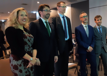 Enrique Fernández (Industria) afirma que el hidrógeno verde puede cumplir una «función similar» al carbón