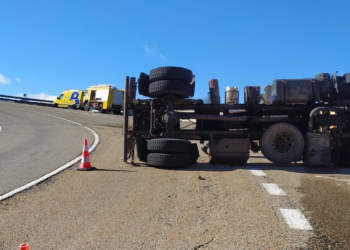 Herido leve un camionero tras volcar en Pajares