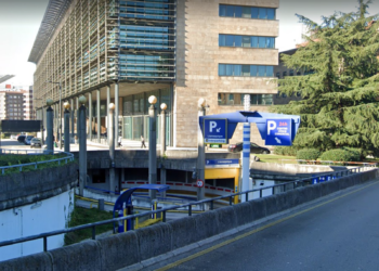 Piden cárcel para un hombre por encerrar a una mujer en el baño de un parking y amenazarla de muerte