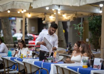 Barbón pide que el convenio de la hostelería se actualice «de una santísima vez»