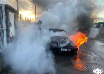 Las llamas devoran un coche en Viella (Siero)