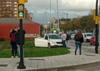 Sufre un mareo y pierde el control del coche en la carretera de Oviedo