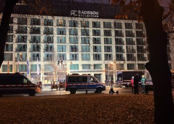 Una asturiana en Berlín muestra el accidente del acuario cilíndrico más grande del mundo