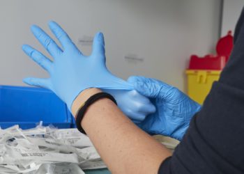 Juzgan a un acusado de estafar a una cadena asturiana de perfumerías en la compra de guantes en la pandemia