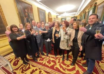 Ana González celebra su último brindis como alcaldesa: «Que 2023 sea un año en el que disfrutar aún más de nuestra buena vecindad»