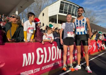 Un Bakkali que repite y Paula Herrero, ganadores de la Carrera Popular de Nochebuena de Gijón