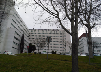 Una mujer y una niña, intoxicadas en el incendio de su vivienda en Castrillón