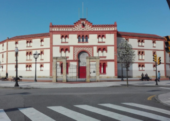 Ana González afirma que el objetivo del Gobierno local es «arreglar» la plaza de toros de El Bibio