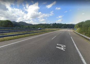 Herida una mujer que chocó su turismo contra un vehículo de mantenimiento en la A-8, en Colunga