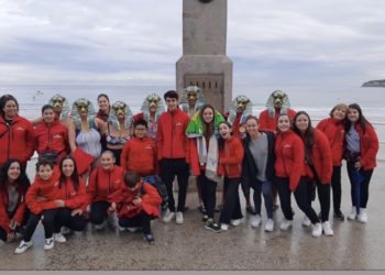 Los Tardones, ganadores del Antroxu 2022, cumplen con su promesa: «Si ganamos, nos bañamos»