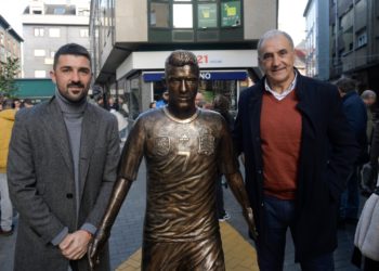 La Felguera inmortaliza a David Villa con una estatua de bronce