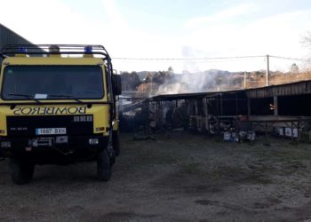 Un incendio calcina casi 100 motos antiguas en Ribadedeva
