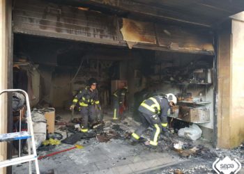 Aparatoso incendio en un garaje de Salas