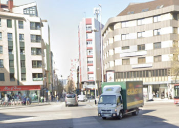 Un herido tras colisionar un coche y una moto en el cruce de Cuatro Caminos en Gijón