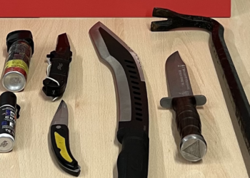 La Policía Local incauta a un hombre en Gijón un puñal, un machete y varias navajas