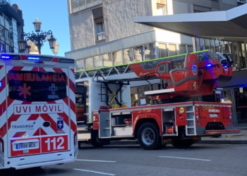Una cuidadora y la anciana a la que cuidaba resultan heridas en un incendio en Oviedo