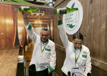 La Montera Picona escancia culinos en Fitur para promover la candidatura de la cultura sidrera a Patrimonio Inmaterial de la Humanidad