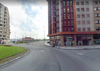 Herido de gravedad un motorista en un accidente en la plaza de los Oficios de Avilés