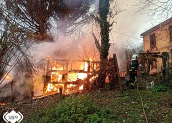 Arde una casa abandonada en La Felguera