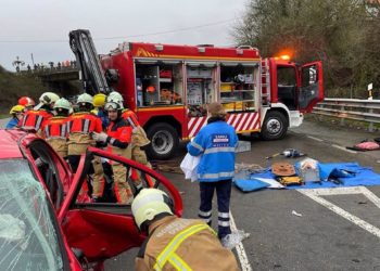 Trasladan al HUCA a una joven herida en un accidente en la ronda sur de Oviedo