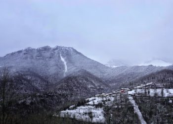 El temporal cierra Pajares a camiones y catorce puertos de montaña ya precisan cadenas para circular