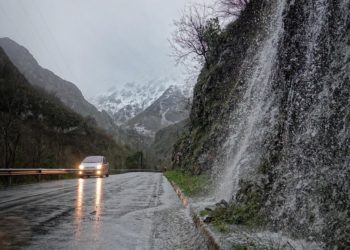Varios puertos de alta montaña cerrados al tráfico y Pajares con cadenas para turismos