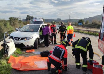 Bomberos de Gijón excarcelan a una conductora atrapada tras sufrir un accidente en la A-8