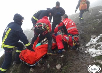 Rescatan a una mujer que se fracturó el tobillo en una ruta en el Picu Pienzu